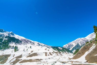 Güzel kar kaplı dağlar manzara Kashmir devlet, Hindistan