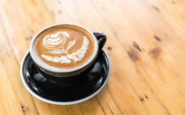 Ahşap masadaki Latte Kahve Sanatı .