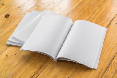 Katalog, dergi boş, sahte ahşap arka plan üzerinde kitap .