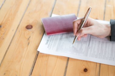 Eli kalem üzerinde seyahat Havacılık sigorta başvuru formu ile bir