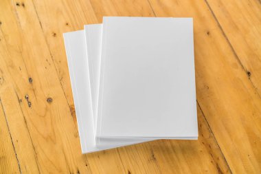 Katalog, dergi boş, sahte ahşap arka plan üzerinde kitap .