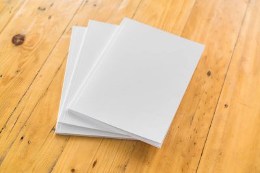 Katalog, dergi boş, sahte ahşap arka plan üzerinde kitap .