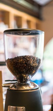 Kahve çekirdekleri içinde makine .