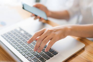 İş kadın el ile mali harita ve cep telefonu üzerinden 
