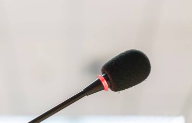 (Filtre uygulanmış görüntü işlenen v konferans salonunda siyah mikrofon