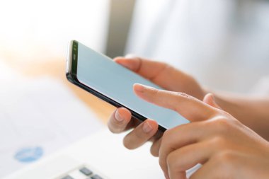 İş kadın el ile mali harita ve cep telefonu üzerinden 