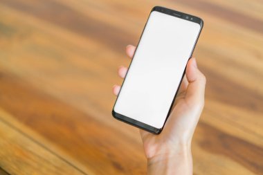 jonge vrouw helpen een senior met haar tuin .