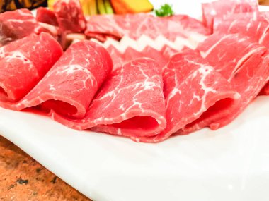 Pişmemiş çiğ et. .