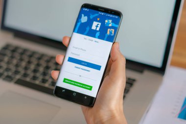 : Loei, Thailand - 10 Mayıs 2017: samsung s8 ile mobi tutan el