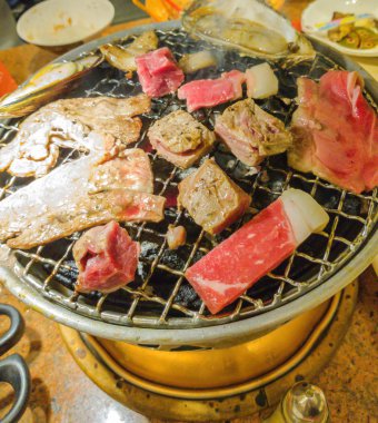 Japon tarzı ham taze et sıcak Barbekü Izgara .