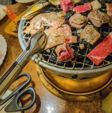 Japon tarzı ham taze et sıcak Barbekü Izgara .