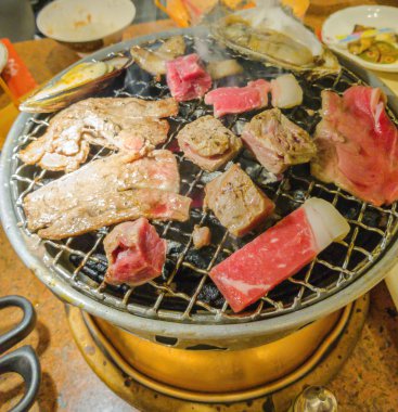 Japon tarzı ham taze et sıcak Barbekü Izgara .