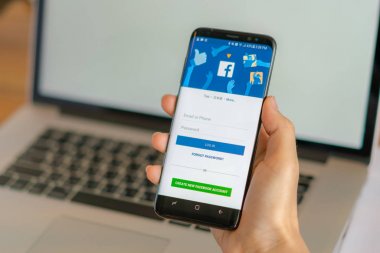 : Loei, Thailand - 10 Mayıs 2017: samsung s8 ile mobi tutan el