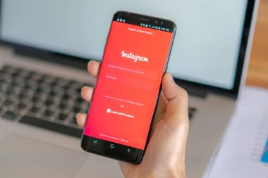 : Loei, Thailand - 10 Mayıs 2017: samsung s8 ile mobi tutan el