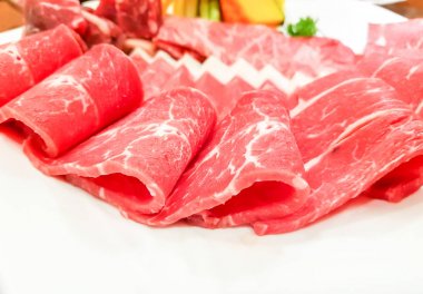 Pişmemiş çiğ et. .