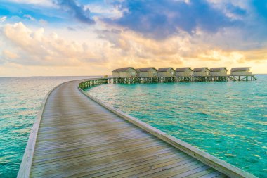 Tropikal Maldivler Adası'nda gün batımını güzel su Villa