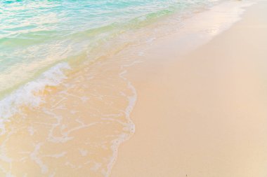 Güzel tropikal Maldivler ada beyaz kumlu plaj ve se ile