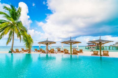 Tropikal Maldivler adasında havuz bar .
