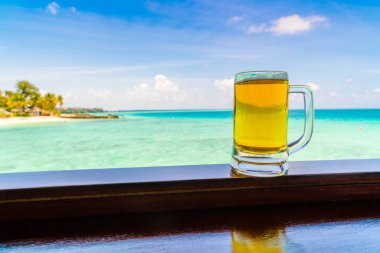 Bir bardak bira ile güzel tropikal Maldivler ada .