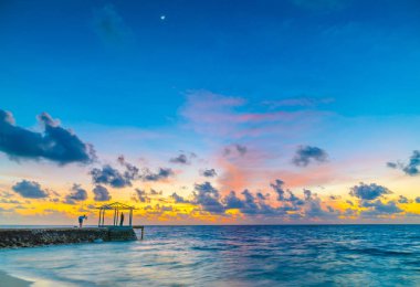 Tropikal Maldivler adasında sakin deniz üzerinde gökyüzü ile güzel gün batımı