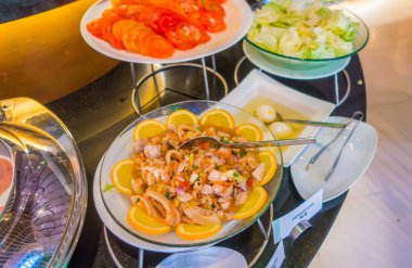 Karides ve sebze ile baharatlı erişte