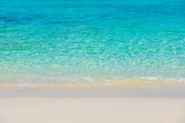 Güzel tropikal Maldivler ada beyaz kumlu plaj ve deniz