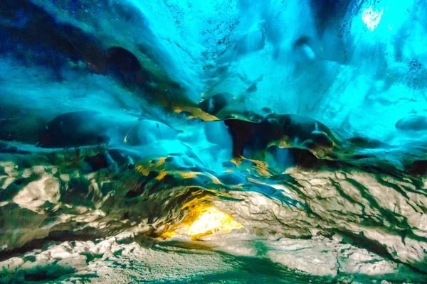 Wewnątrz jaskini w Vatnajokull, Iceland . — Zdjęcie stockowe