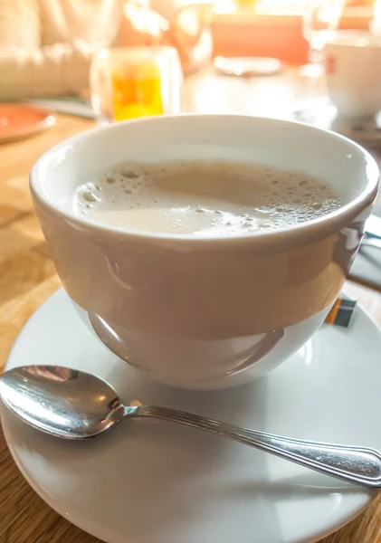 Vita kaffekoppen på bordet i café . — Stockfoto
