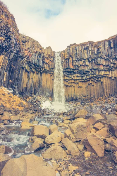 Hermosa cascada famosa en Islandia, temporada de invierno. (Filtro) — Foto de Stock