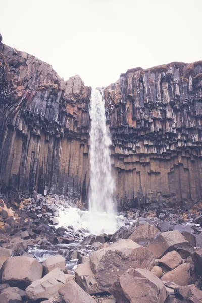 Hermosa cascada famosa en Islandia, temporada de invierno. (Filtro) — Foto de Stock