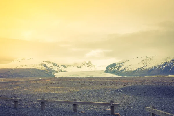 Montagna innevata Islanda stagione invernale  . — Foto Stock