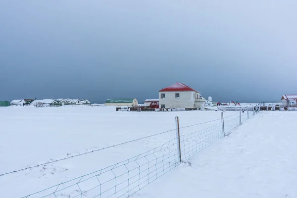 Traditionelles isländisches Haus im Winter . — Stockfoto