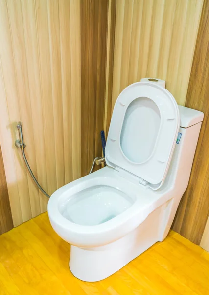 Witte badkamer met toilet . — Stockfoto