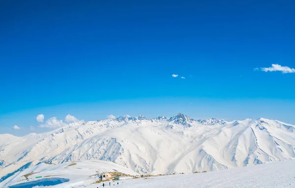 Prachtige sneeuw bedekt landschap van Bergen staat Kasjmir, India — Stockfoto