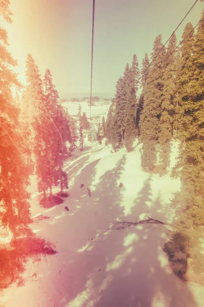 Teleférico na montanha de neve em Gulmark Caxemira, Índia. (Filtro — Fotografia de Stock