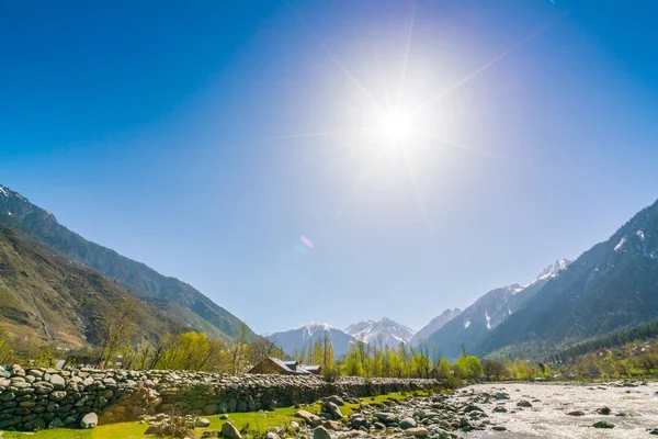 Schönen Fluss und schneebedeckten Bergen Landschaft Kaschmir st — Stockfoto