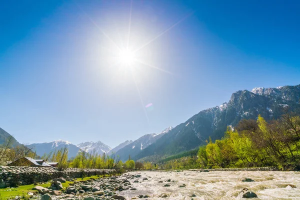 Schönen Fluss und schneebedeckten Bergen Landschaft Kaschmir st — Stockfoto