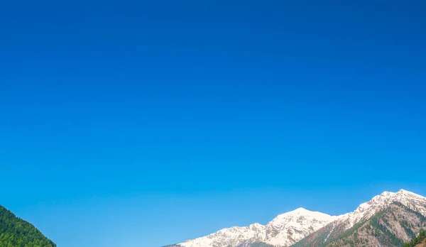 Заснеженные горные ландшафты штата Кашмир, Индия — стоковое фото