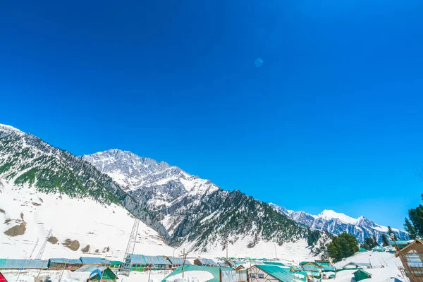 Bellissimo paesaggio innevato montagne stato del Kashmir, India — Foto Stock