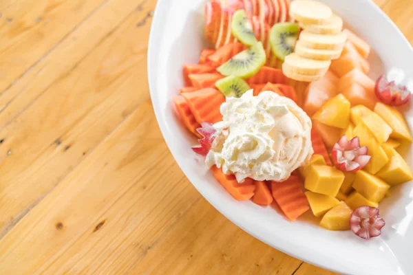 Eis mit frischen Früchten auf Holztisch . — Stockfoto