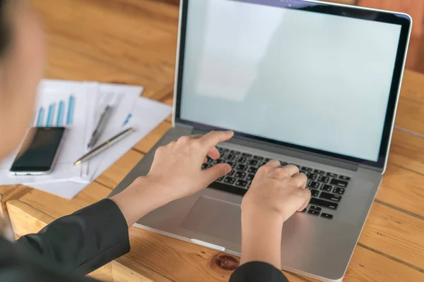 Primer plano de la mujer de negocios escribiendo a mano en el teclado del ordenador portátil . — Foto de Stock