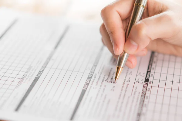 Hand mit Stift über Bewerbungsformular . — Stockfoto