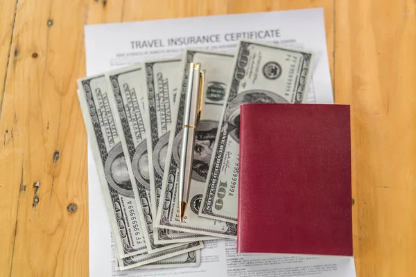 Prázdné pas s námi dolarů na dřevo stůl nad cestování Aviatio — Stock fotografie