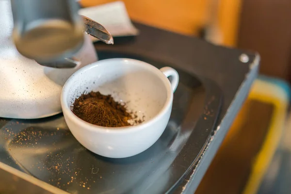 Gebruikte koffiebodems uit espressomachine . — Stockfoto