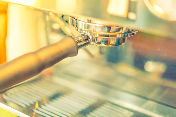 Close-up de café expresso derramando da máquina de café. (Filtrado em — Fotografia de Stock