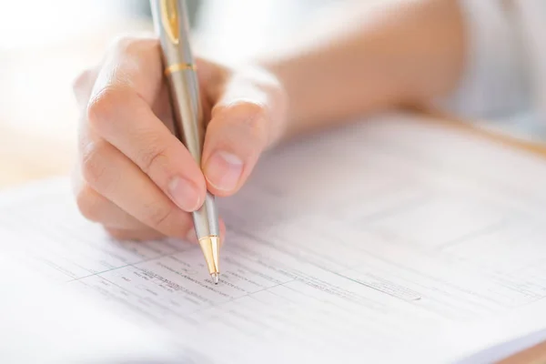 Mano con pluma sobre formulario de solicitud — Foto de Stock