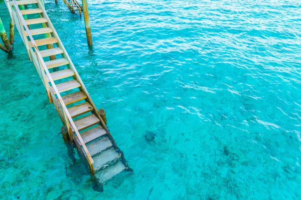 Escada de madeira no mar da ilha tropical das Maldivas  . — Fotografia de Stock