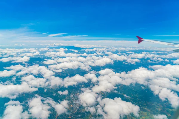 Asa de um avião voando acima das nuvens . — Fotografia de Stock