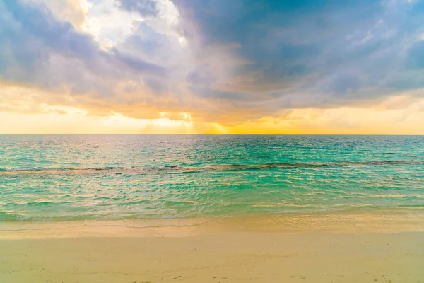 Beautiful sunset with sky over calm sea  in tropical Maldives is — Stock Photo, Image