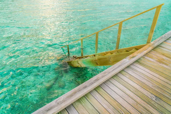 Escada de madeira no mar da ilha tropical das Maldivas  . — Fotografia de Stock